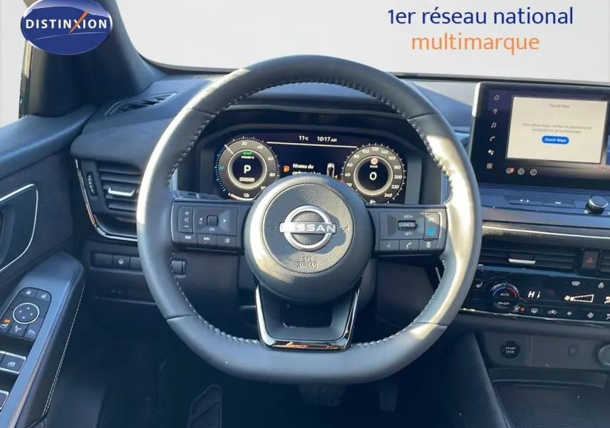 Vue intérieure centrée sur le volant et tableau de bord numérique du Nissan Qashqai blanc nacré toit noir.