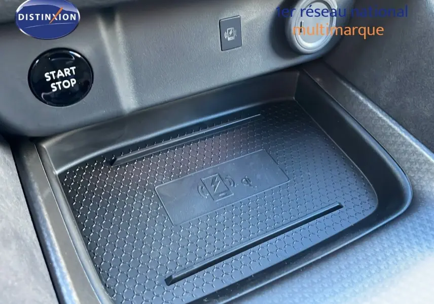 Gros plan sur le chargeur sans fil et bouton Start/Stop dans l'habitacle du Nissan Qashqai blanc nacré toit noir.