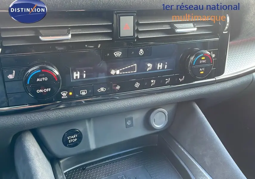 Tableau de bord du Nissan Qashqai blanc nacré, détail de la console centrale avec climatisation digitale et bouton start/stop.