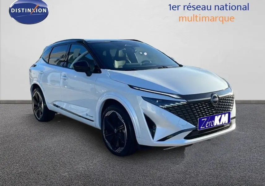 Nissan Qashqai blanc nacré avec toit noir, vue 3/4 avant droit, calandre noire et jantes noires distinctives.
