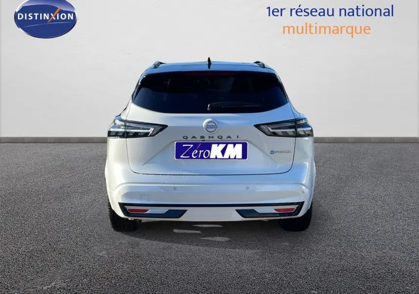 Vue arrière d'un Nissan Qashqai blanc nacré avec toit noir, affichant ses feux LED et logo e-Power.