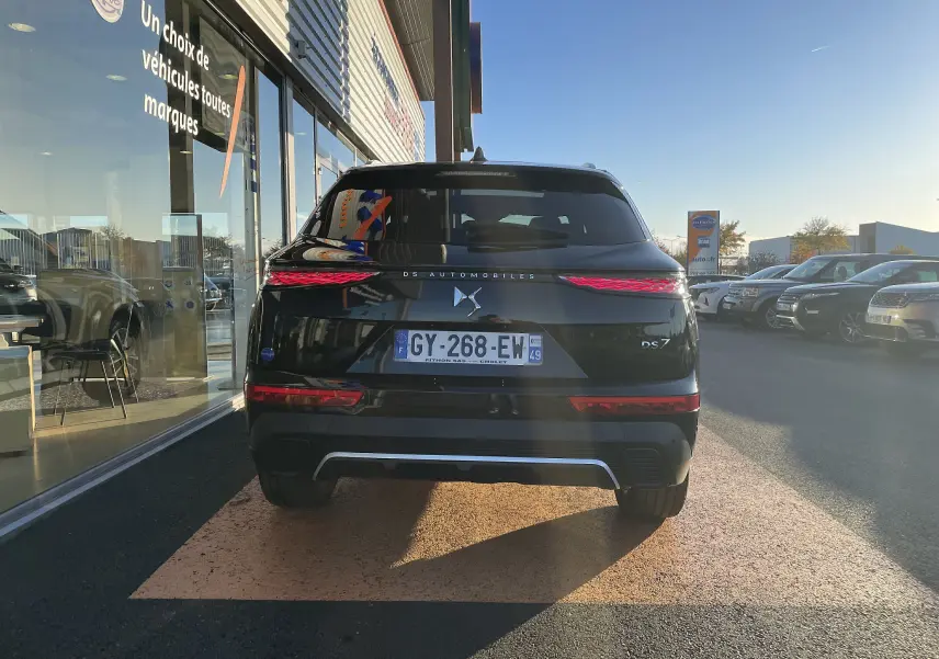Vue arrière d'un DS7 noir Perla Nera 2024 avec feux DS Pixel Led Vision 3.0 et logo DS Automobiles bien visibles.