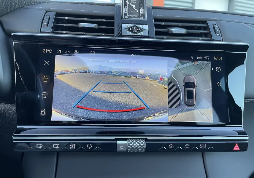 Écran central du DS7 2024 noir Perla Nera montrant la caméra de recul et la vue 360° du stationnement.