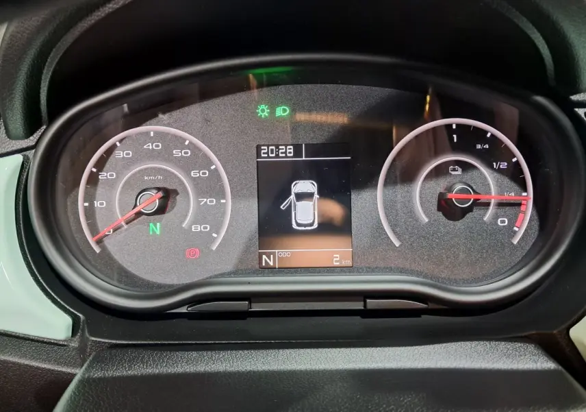 Tableau de bord de l'AIXAM MINAUTO E chic 2025 montrant la vitesse, batterie et porte conducteur ouverte.