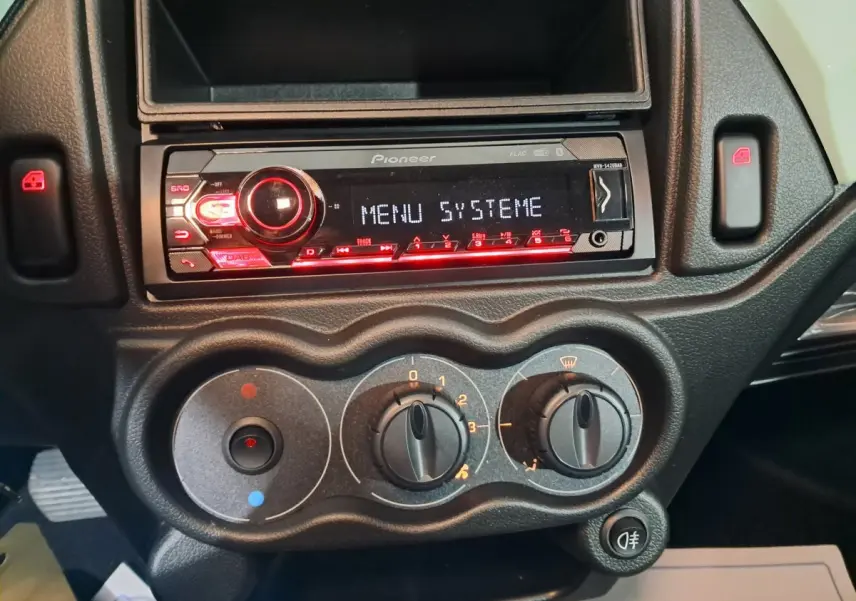 Tableau de bord de l'AIXAM MINAUTO E chic 2025 avec autoradio Pioneer affichant le menu système et commandes de climatisation.