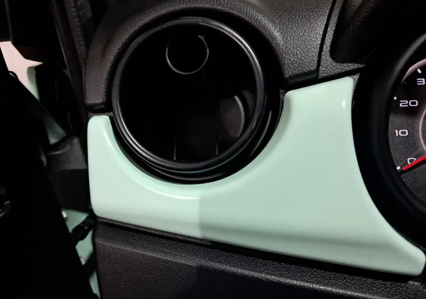 Détail de la sortie d'air ronde côté conducteur avec garniture vert clair de l'AIXAM MINAUTO E chic 2025 électrique