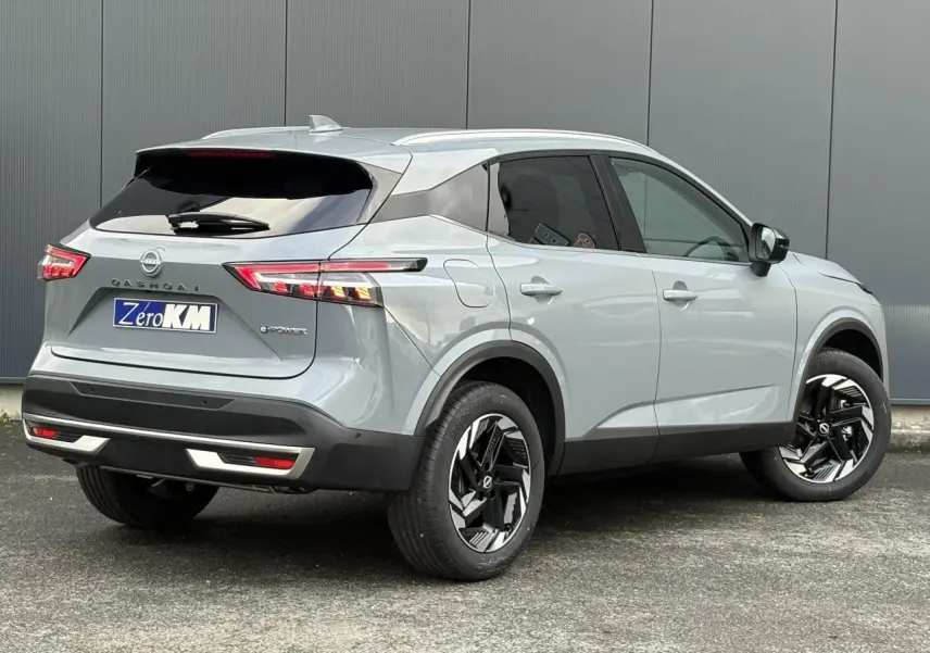 Vue 3/4 arrière droite du Nissan Qashqai III e-Power gris Ceramic avec jantes alliage noires et feux LED distinctifs.