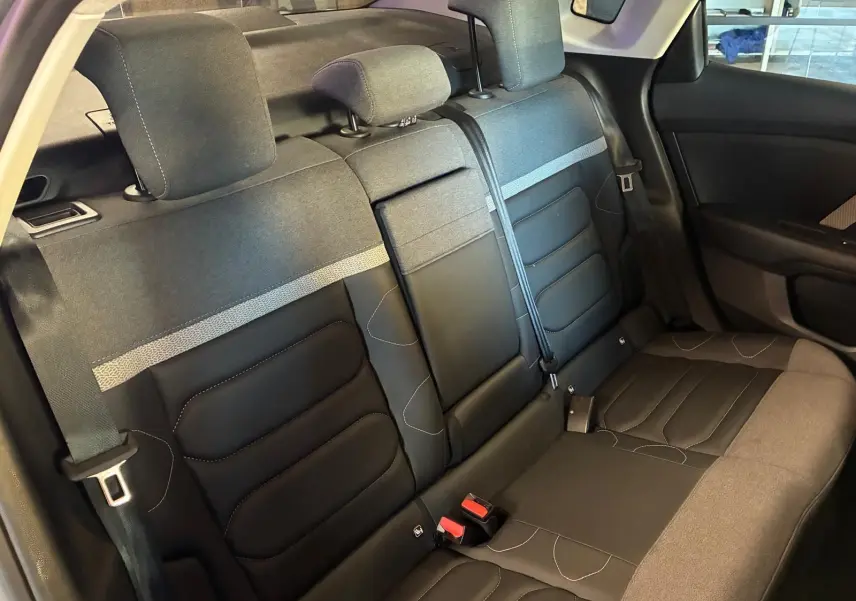 Vue intérieure des sièges arrière en tissu gris et noir du Citroën C4 X 1.5 BlueHDi 130 Phase 1 Max 2024.