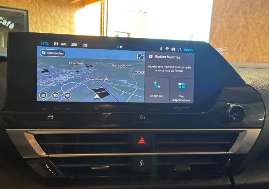 Écran tactile central du tableau de bord de la Citroën C4 X gris, affichant la navigation et les options multimédia.