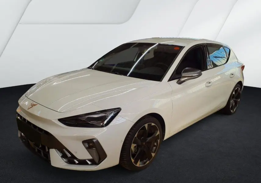 Vue 3/4 avant d'une CUPRA Leon blanche Nevada avec jantes alliage noires et phares Full LED Tri-LED allumés.