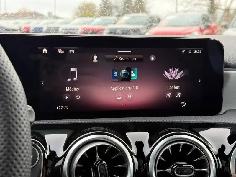 Écran tactile central de la Mercedes Classe A 200 d AMG Line 2026 avec commandes multimédia et confort, vue intérieure avant.