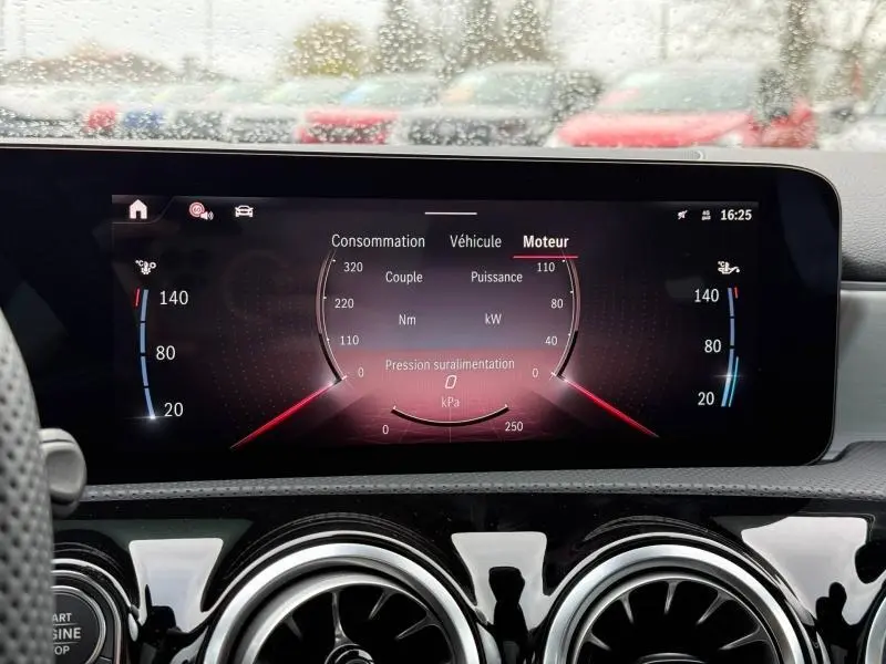 Écran numérique du tableau de bord de la Mercedes Classe A 200 d AMG Line, affichant les données moteur en intérieur gris.
