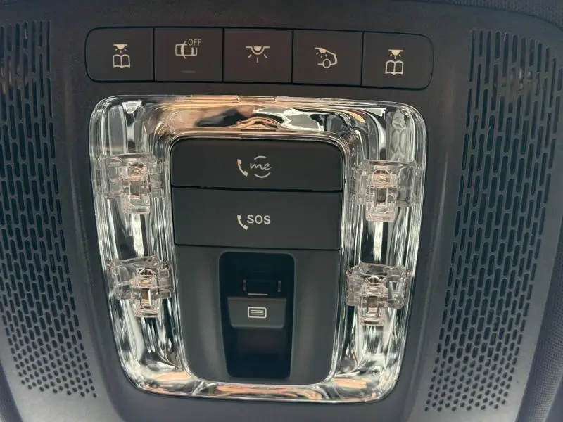 Vue rapprochée du plafonnier intérieur avec commandes d'appel SOS et éclairage sur Mercedes Classe A gris montagne métallisé.
