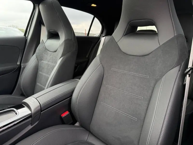 Gros plan sur les sièges avant sport en similicuir noir et alcantara de la Mercedes Classe A 200 d AMG Line 2026.