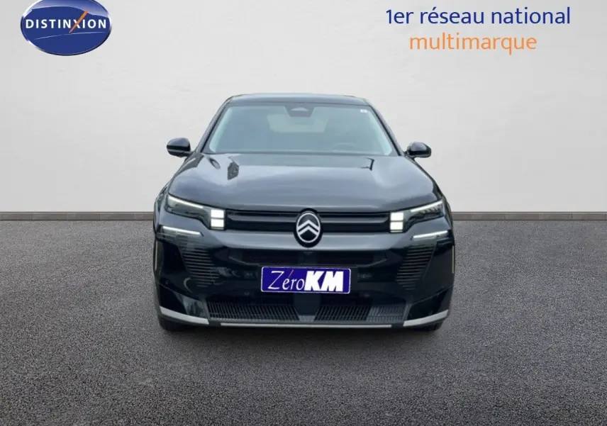Vue frontale d'un Citroën C5 Aircross noir Perla Nera métallisé avec éclairage LED distinctif.