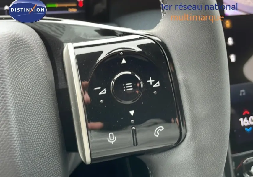 Gros plan sur les commandes gauche du volant en cuir gris noir du Citroën C5 Aircross 2026, finition hybride noire.