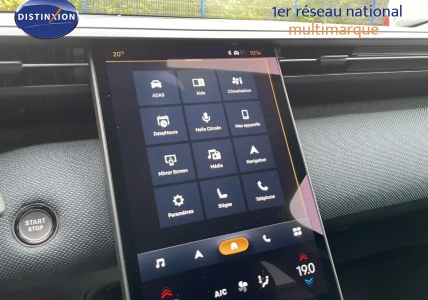 Écran tactile central en vue rapprochée dans l’habitacle du Citroën C5 Aircross noir Perla Nera, affichant les menus de contrôle.