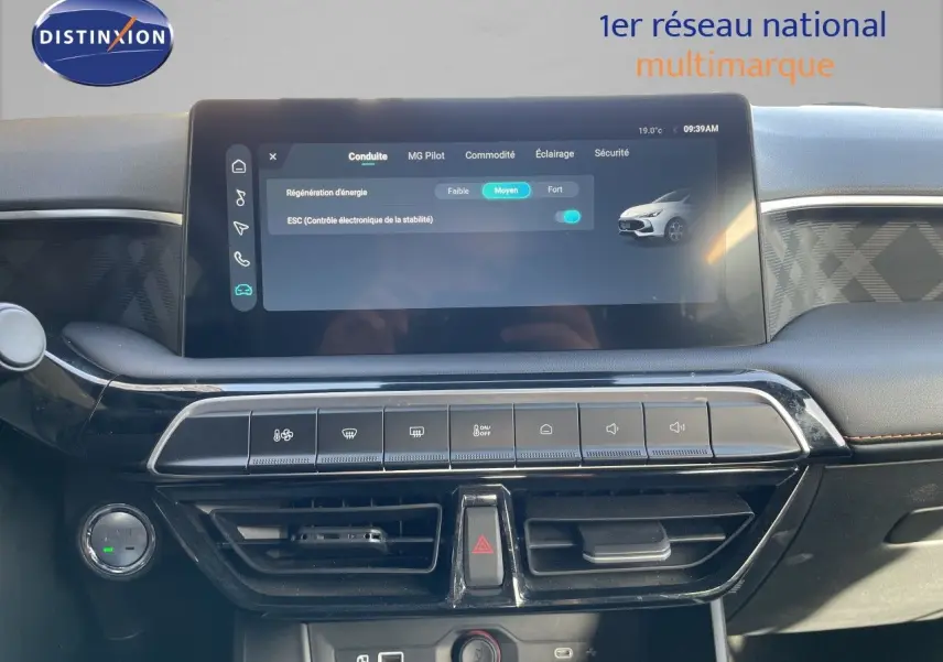 Vue rapprochée du tableau de bord de la MG3 1.5L Hybrid+ 2024 avec écran tactile et commandes climatisation.