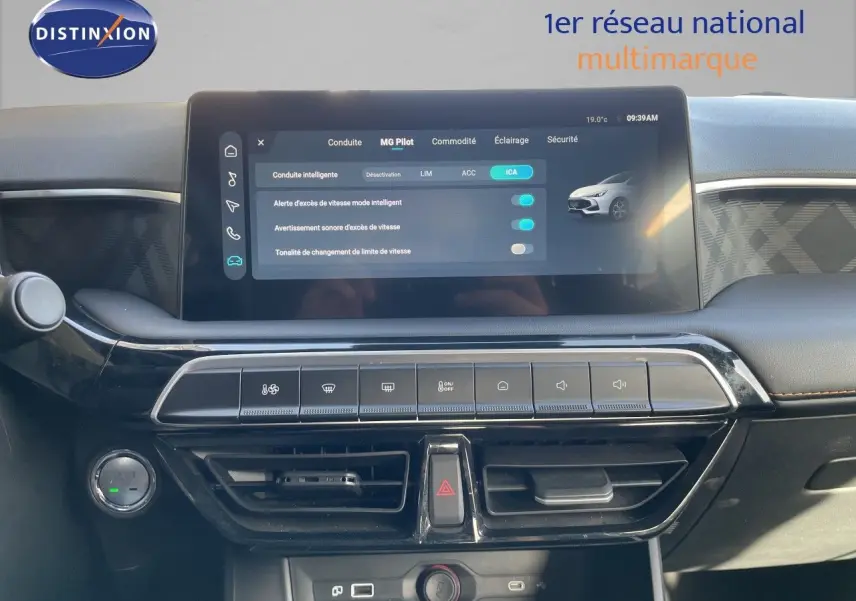 Vue rapprochée du tableau de bord du MG3 2024 bleu como, avec écran tactile affichant les réglages MG Pilot.
