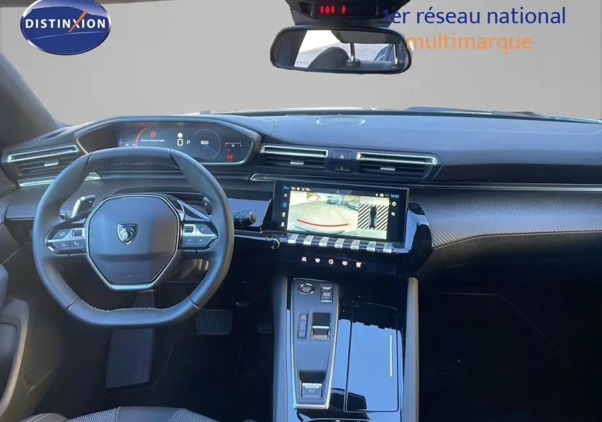 Vue intérieure avant du Peugeot 508 SW 2024 avec tableau de bord numérique et écran tactile affichant la caméra de recul.