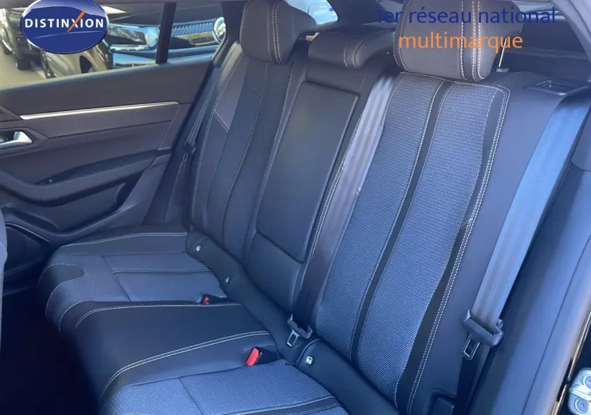 Vue intérieure côté gauche des sièges arrière en cuir noir et tissu gris du Peugeot 508 SW noir Perla Metal 2024.