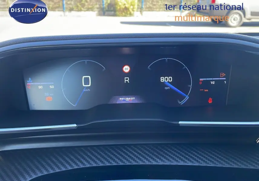 Tableau de bord numérique du Peugeot 508 SW 2024, affichant vitesse, régime moteur et indicateurs en mode stationnement.