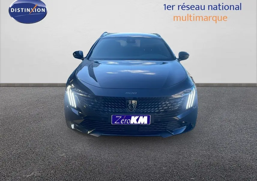 Vue frontale d'une Peugeot 508 SW noire Perla Metal avec phares LED allumés et calandre distinctive.