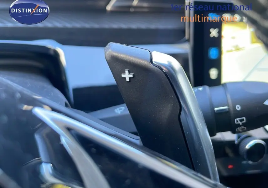 Gros plan sur la palette de changement de vitesse droite dans l'habitacle d'une Peugeot 508 SW noire 2024.