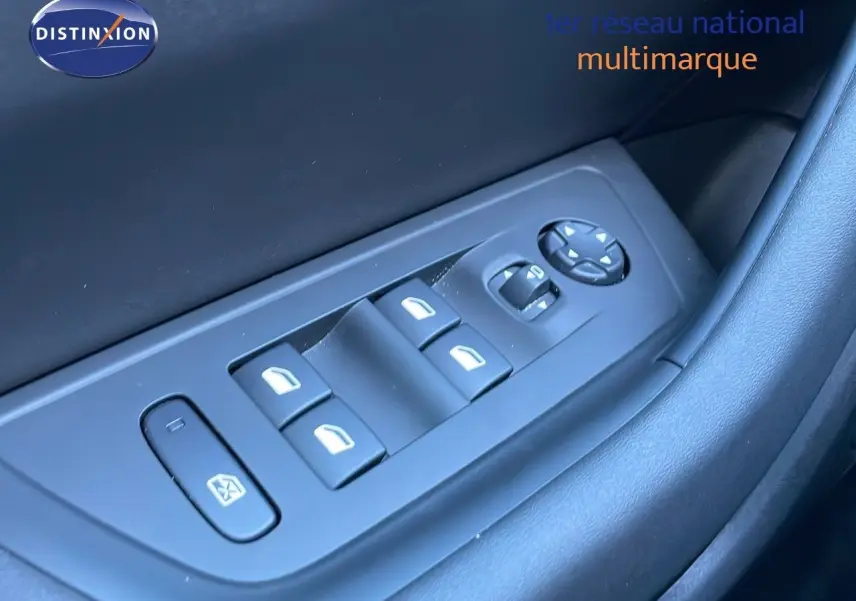 Gros plan sur les commandes des vitres électriques côté gauche de la Peugeot 508 SW noire Perla Metal 2024.