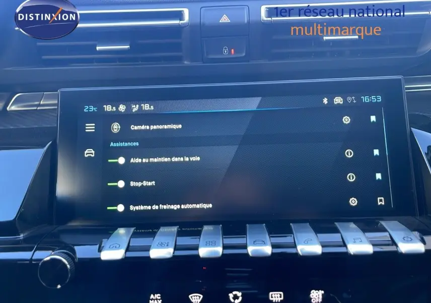 Écran tactile central affichant les assistances de conduite dans l’habitacle noir d’une Peugeot 508 SW 2024.