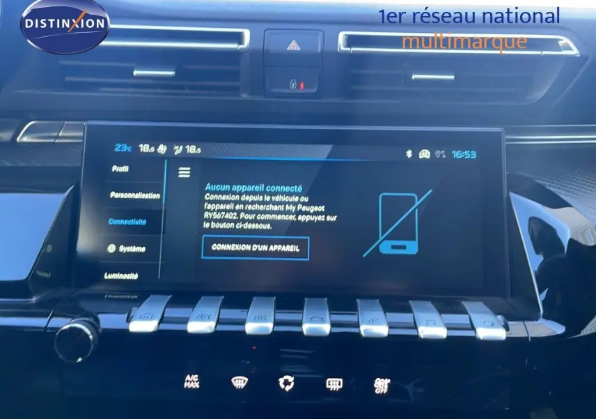 Vue rapprochée de l'écran tactile central et des commandes piano de la Peugeot 508 SW noire, affichant le menu connectivité.