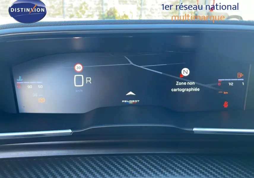 Tableau de bord numérique du Peugeot 508 SW 2024, affichant la navigation et les informations de conduite en mode recul.