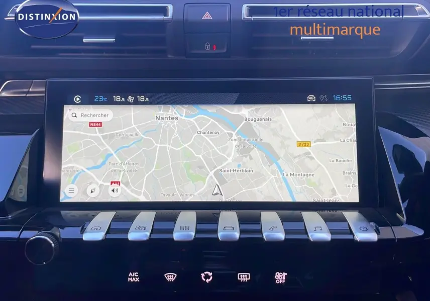 Vue rapprochée de la console centrale du Peugeot 508 SW 2024 noir perla metal avec écran tactile GPS et commandes piano.
