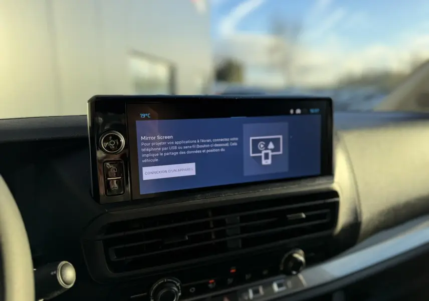 Écran tactile central affichant Mirror Screen dans l'habitacle du Citroën Jumpy XL blanc Icy, vue intérieure frontale.