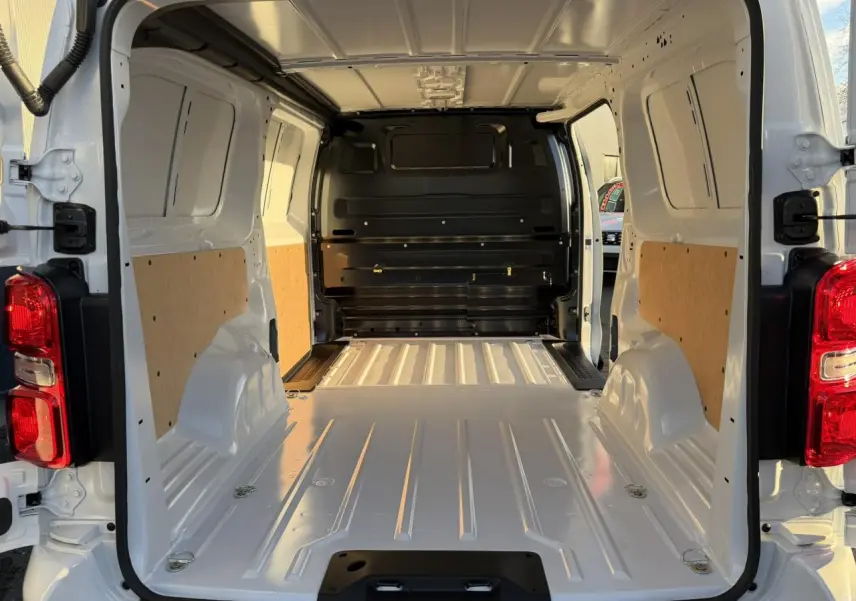 Vue arrière du Citroën Jumpy XL blanc Icy, montrant l'intérieur vide et spacieux du coffre tôlé.