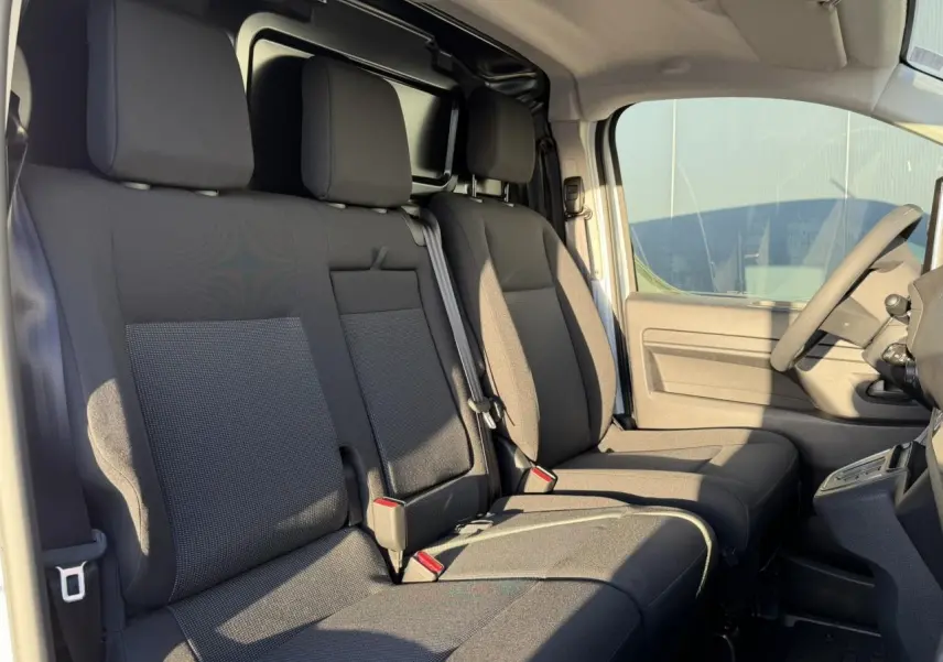Intérieur du Citroën Jumpy XL 2025 vu côté droit, montrant la banquette passager noire et le siège conducteur.