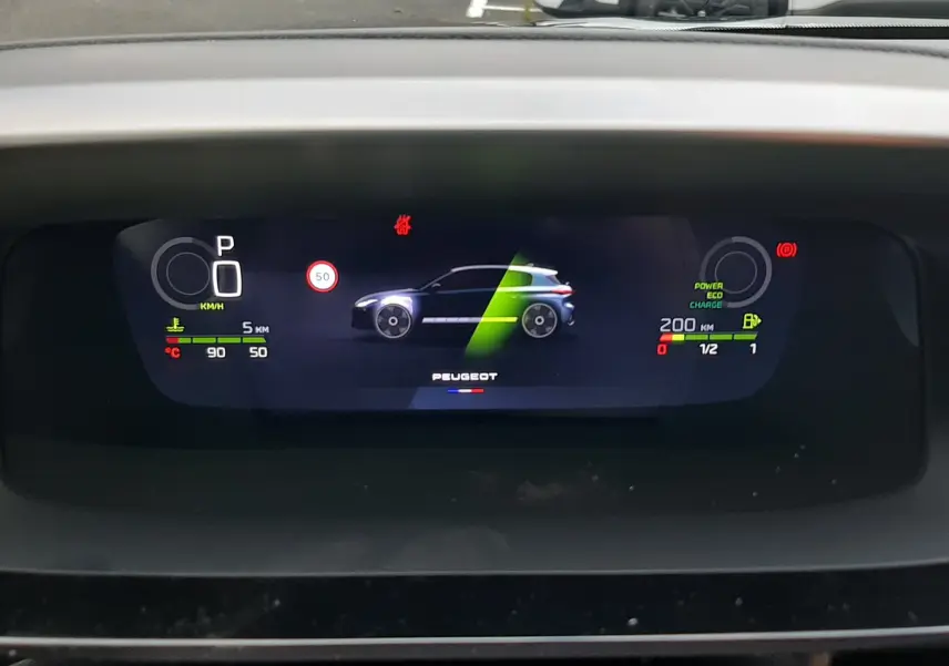 Affichage numérique du tableau de bord de la Peugeot 308 hybride 2025, montrant un véhicule bleu Lagoa en profil sur écran central.