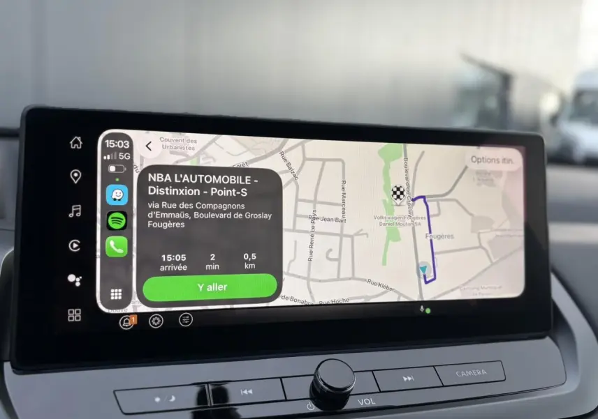 Écran tactile intérieur du Nissan Qashqai gris Ceramic affichant la navigation avec itinéraire et applications connectées.