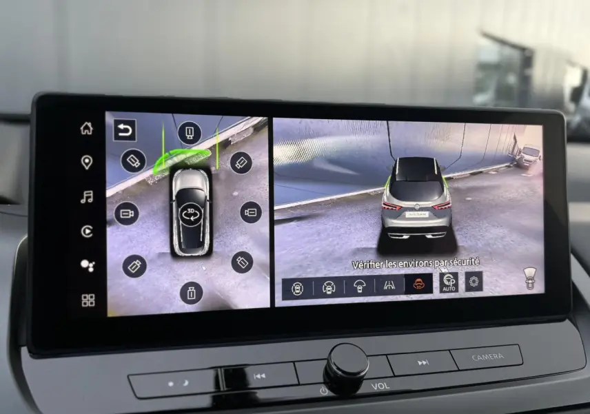 Écran intérieur affichant la vue 3D et arrière du Nissan Qashqai gris Ceramic en stationnement.