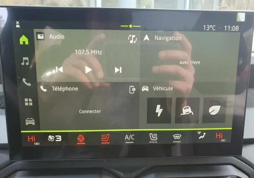 Écran tactile central du tableau de bord du Dacia Bigster 2026 avec interface multimédia et climatisation affichée.