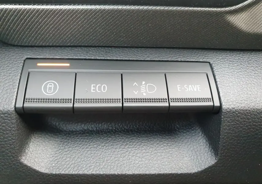 Gros plan sur les boutons de commande du tableau de bord du Dacia Bigster, avec fonction ECO et E-SAVE visibles.
