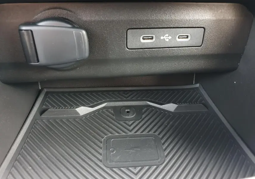 Gros plan intérieur sur les deux ports USB-C avant du Dacia Bigster, zone de rangement noire texturée.