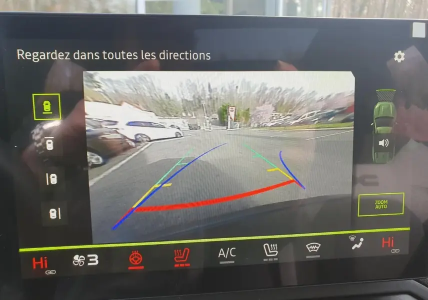 Affichage caméra de recul du Dacia Bigster 2026 en bleu indigo, vue arrière avec lignes de guidage colorées.