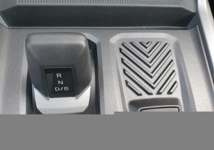 Gros plan sur le levier de vitesses automatique noir et gris du DACIA BIGSTER 2026, intérieur moderne et texturé.