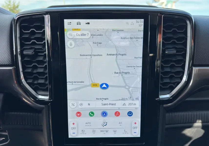 Écran tactile central du Ford Ranger 2025 affichant la navigation GPS avec interface moderne et aérations latérales noires.