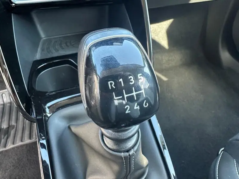 Le levier de vitesses manuel noir de la Citroën C3 1.2 Turbo 100ch MAX 2025, vue rapprochée intérieure.
