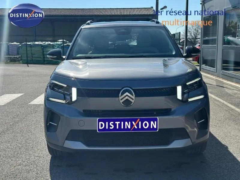 Vue frontale d'une Citroën C3 1.2 Turbo 100ch MAX noire 2025 avec feux LED distinctifs et calandre épurée.