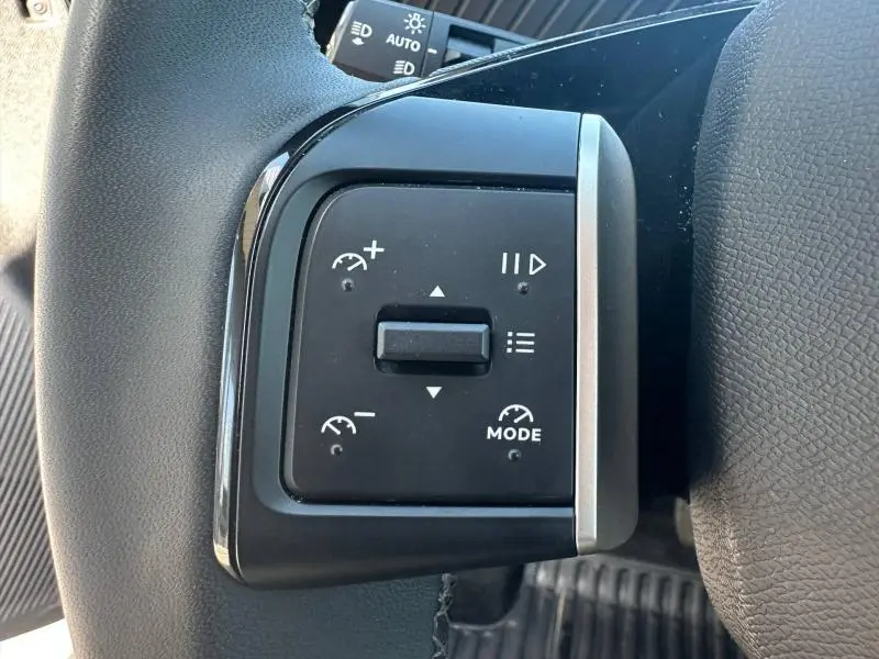 Gros plan sur les commandes noires au volant côté gauche d'une Citroën C3 1.2 Turbo 100ch MAX 2025, essence.
