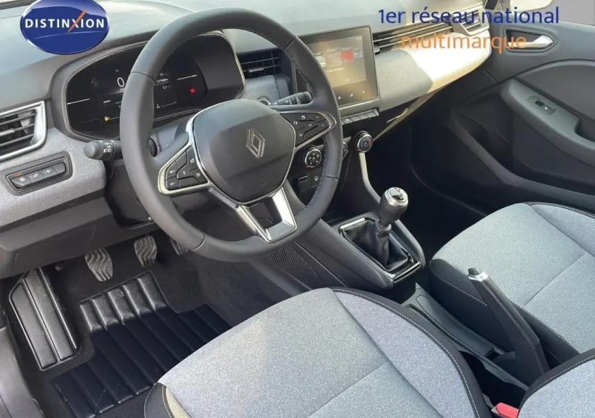 Vue intérieure côté conducteur de la Renault Clio Evolution Blue dCi 100 2025, volant cuir, écran tactile central, sièges gris clair.