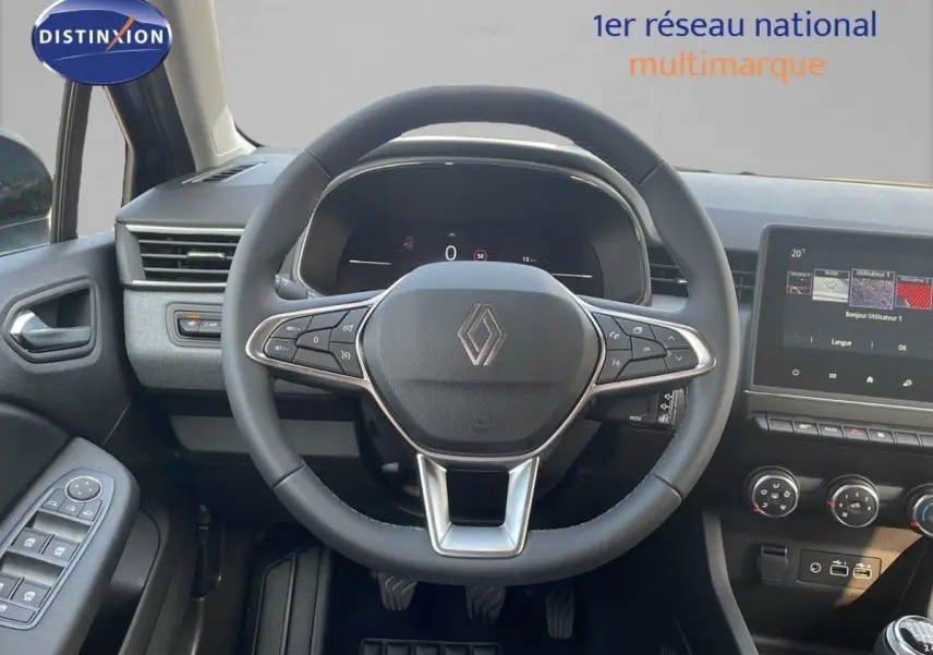 Vue intérieure centrée sur le volant cuir noir et le tableau de bord numérique de la Renault Clio Evolution 2025.